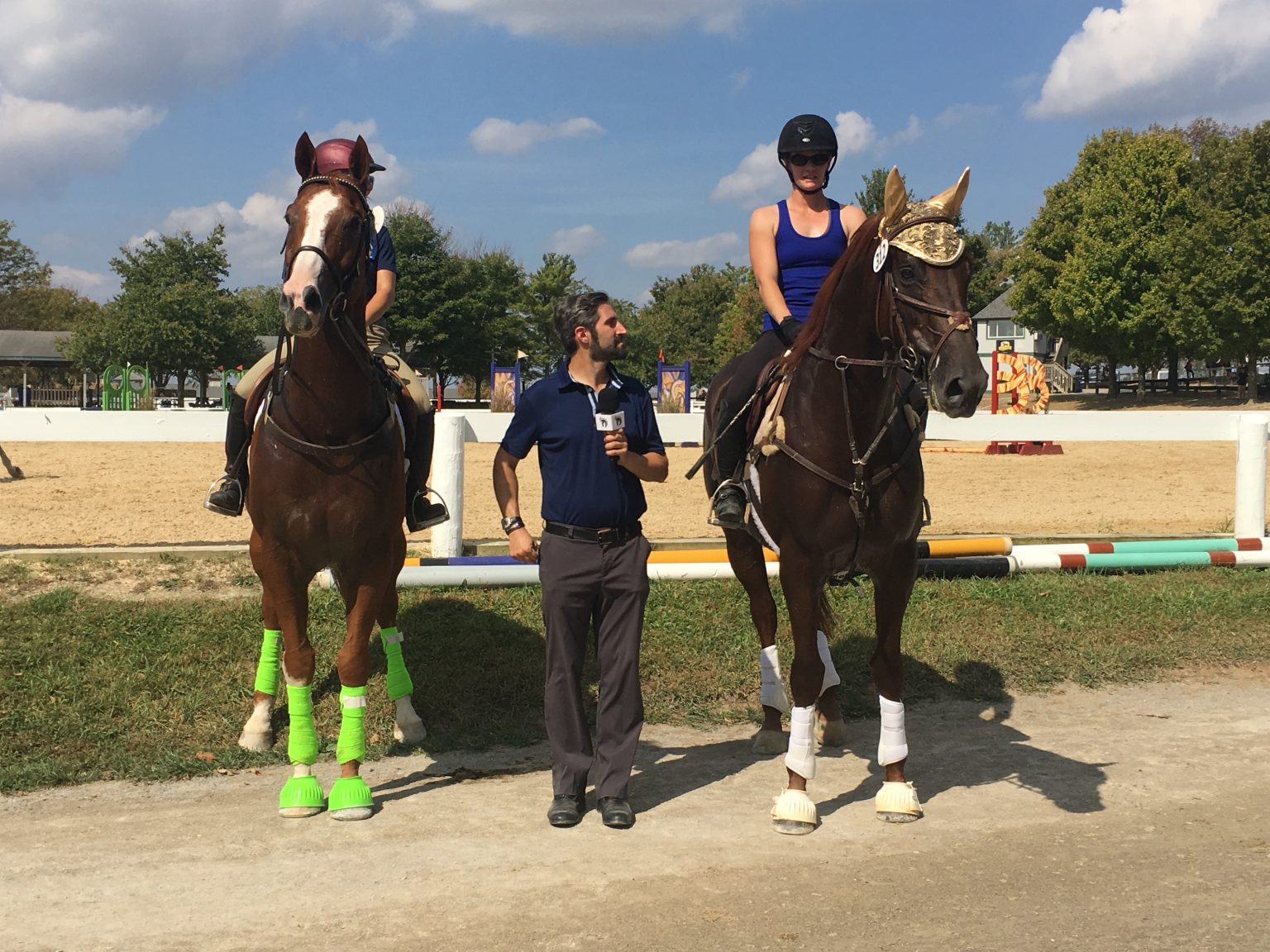 Jonathan Horowitz interviews jockeys Chya Johnstone (right) and Kelsi Purcell (left) when they were competitors at the 2019 Thoroughbred Makeover.